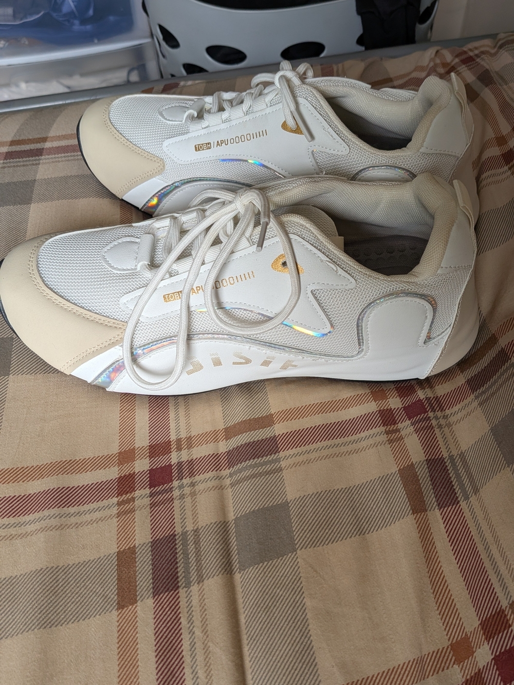 Obovay Men's Casual White and Beige Sneakers